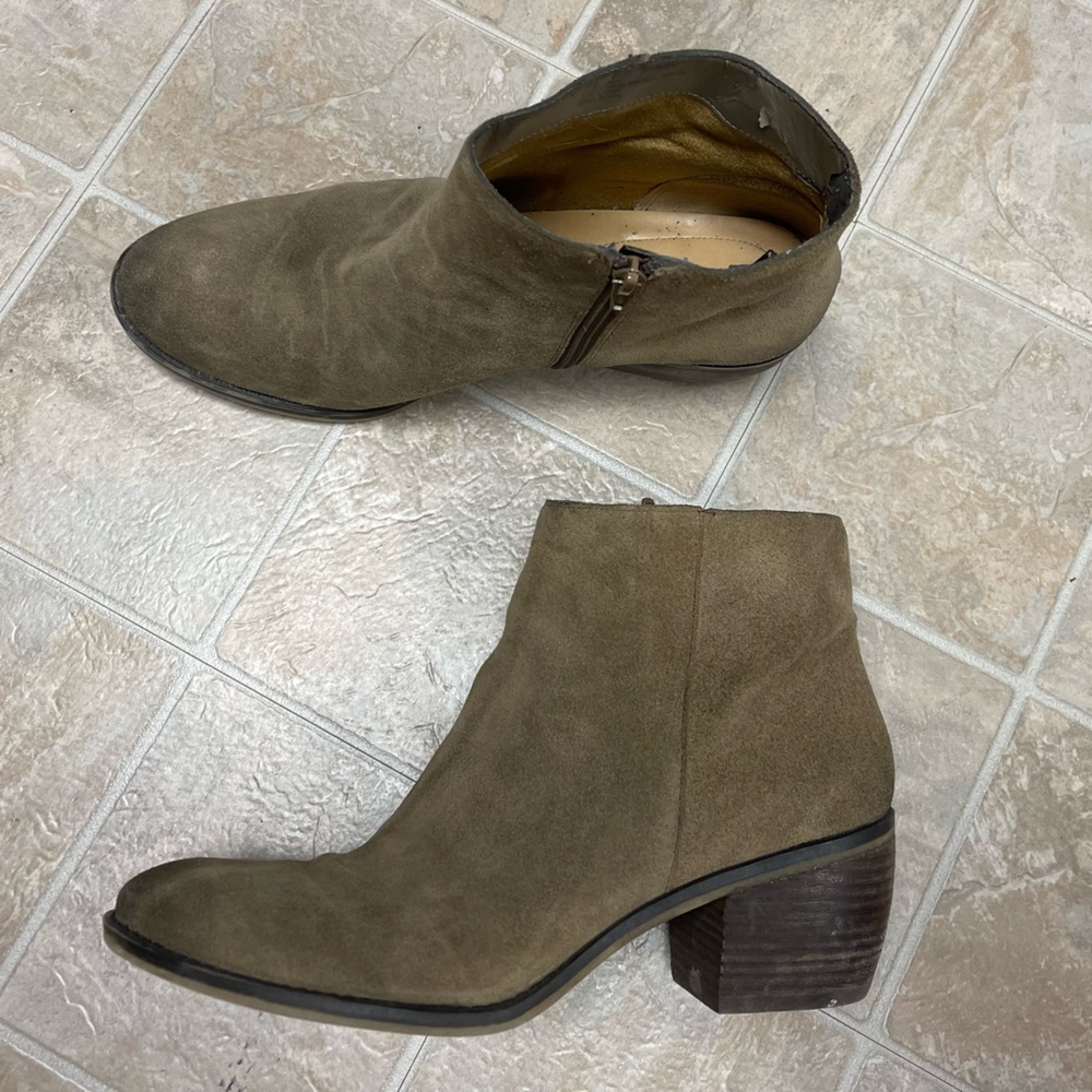 Women’s Naturalizer leather ankle boots. Size 11M.